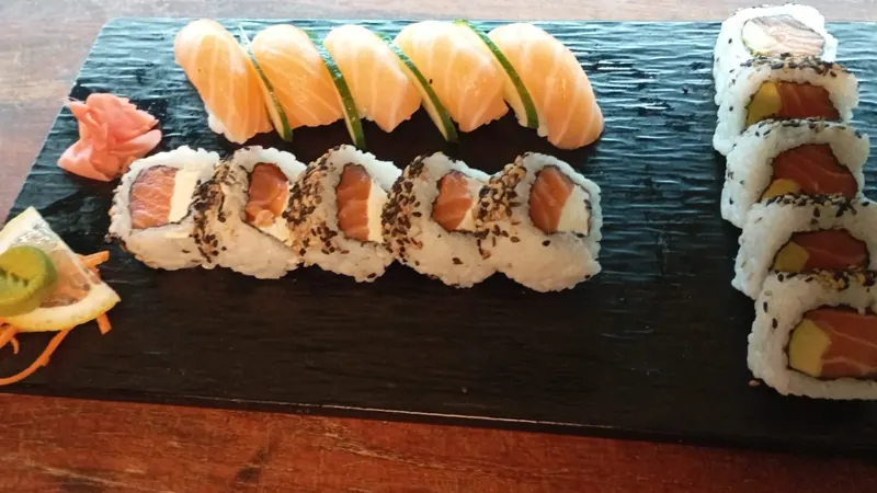 Bandeja con Philadelphia roll, niguiris de salmón y roll de salmón y palta